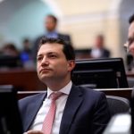 El contralor General Carlos Felipe Córdoba, sigue con atención la plenaria del Senado.