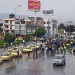 Durante el paro de transportadores se han presentado actos vandálicos. Varias personas estaban pinchando los vehículos que llegan a la autopista Norte.