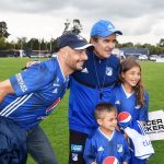 Eltécnico Pinto con los hinchas de Millonarios