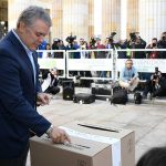 “Hoy esperamos que Colombia tenga una gran participación ciudadana; que los colombianos elijan a conciencia, y bien”, dijo el Presidente Duque al votar en la mesa número 1 de la Plaza de Bolívar en Bogotá.
