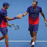 Robert Farah y Juan Sebastián Cabal, volvieron al circuito con victoria en el Masters parisino para clasificar a los octavos de final.