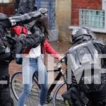 Patada a mujer por el Esmad: Brutal agresión de agente del Esmad a mujer

Héctor Fabio Zamora / EL TIEMPO