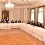 Este domingo, el Presidente de la República, Iván Duque Márquez, inició el Diálogo Social con los alcaldes electos del país, en una reunión en la Casa de Nariño. El Mandatario planteó a los gobernantes locales trabajar en equipo por el bien del país.