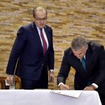 El Jefe de Estado suscribe el documento que estipula aspectos inclusivos para las personas en condición de discapacidad. Lo acompaña el Procurador General de la Nación, Fernando Carrillo.