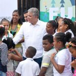 Al llegar a Tumaco, este jueves, el Jefe de Estado fue recibido con simpatía por niños y jóvenes del puerto nariñense, que le entregaron cartas con sus anhelos. El Mandatario presentó la estrategia de las Zonas Futuro.