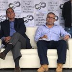 Jefe negociador del Gobierno, Juan Camilo Restrepo (izquierda) y el delegado del ELN, Juan Carlos Cuéllar.