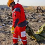 La Media Luna Roja Iraní y otras organizaciones de socorro participan en una operación de traslado de cadáveres después del accidente del avión ucraniano en Teherán, Irán. Media Luna Roja Iraní