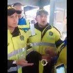 Funcionaria de Transmilenio esposada por impedir el ingreso sin pagar pasaje de supuestos policías de civil.
