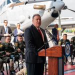 Mike Pompeo con la policia Colombiana