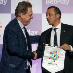 El presidente de la Federación Colombiana de fútbol Ramón Jesurún entrega La Bandera de la DIMAYOR a Germán Segura, gerente general de BetPlay.