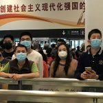 Noticias ONU/Jing Zhang
Gente con mascarillas espera en la zona de llegadas del aeropuerto internacional de Shenzhen Bao'an
