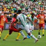Sebastián Gómez transporta el balón ante la mirada de Duque (9), González (23), Ordóñez (6) y Jorge Posada.