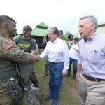 Mindefensa y el Embajador de los Estados Unidos, saludan a los soldados de la División 82 Aerotransportada del Ejército de los EE.UU.