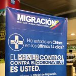 Un poster en el aeropuerto internacional de El Dorado, en Colombia, avisa a los pasajeros de la amenaza que supone el coronavirus.