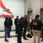 Momento del allanamiento a las oficinas de Avianca Holdings en Bogotá.