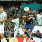 Duelo de defensores en el juego aéreo, Braghieri (5), Cristian Mafla (32), Hernán Menosse (azul) y Geisson Perea (4) disputan el balón mientras observa Jefferson Duque.