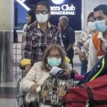 Viajeros que llegaron al aeropuerto José Joaquín de Olmedo, Guayaquil, usaron mascarillas para evitar un contagio.