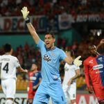 Martín Silva (azul) tuvo una actuación muy destacada en el triunfo de su equipo 1-2 como visitante ante el DIM.