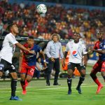 Ómar Bertel (31) intenta rechazar ante el asedio de Juan Manuel Cuesta (25), observan Eliser Quiñones (29) y Didier Delgado