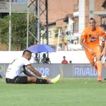 Néyder Moreno (22) abrió la cuenta para Envigado Fútbol Club. Observan Carlos Henao (15), Óscar Hernández (26) y el árbitro Bismarks Santiago.