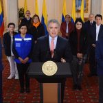 Acompañan al presidente Duque en la foto, el Dr. Carlos Álvarez, profesor de la Universidad Nacional, la Dra. Yolanda Vallejo de la Asociación Colombiana de Facultades de Enfermería -ACOFAEN-, la Dra. María Fernanda Atuesta, Presidente de la Federación Odontológica Colombiana, el Dr. Gustavo Quintero, presidente de la Asociación Colombiana de Facultades de Medicina, el Dr. Cesar Burgos, presidente de la Asociación Colombiana de Sociedades Científicas, el Dr. Carlos Jurado, director de la Cámara de Salud de la ANDI, el Dr. Herman Esguerra, Presidente de la Academia Nacional de Medicina y la Dra. Gina Tambini, representante en Colombia de la Organización Panamericana de la Salud.