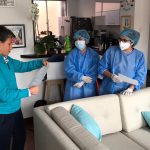 A la alcaldesa le realizan exámen de coronavirus.