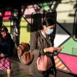 Dos mujeres en el tren de la Ciudad de México se protegen del coronavirus con mascarillas. UN Mexico/Alexis Aubin