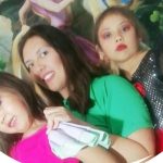 Laura Marcela (Centrp) y  sus hijas Valeria Estefania, y María Paula