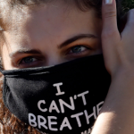 Una manifestante en un parque cerca de la Casa Blanca usa una máscara con la leyenda No puedo respirar durante una protesta contra la muerte del afroestadounidense George Floyd.