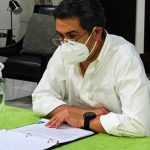 Presidente hondureño Juan Orlando Hernández con una máscara facial en Tegucigalpa.