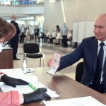 Putin vota plebiscito constitucional con el que podría seguir en la Presidencia de Rusia más allá del 2024