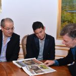 Presidente Santos y James Rodríguez observan portada del diario español ABC, donde los dos fueron protagonistas- Foto: César Carrión - SIG