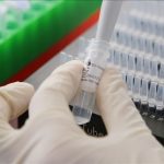 Ensayo de droga contra COVID-19 tuvo éxito en ayudar a la recuperación.La droga, llamada SNG001, utiliza la proteína Interferón beta, que ya es producida naturalmente por el cuerpo para combatir las infecciones. Al inhalar cantidades adicionales directamente en los pulmones, los investigadores dijeron que el riesgo de que una infección por COVID-19 se convierta en una enfermedad grave se reducía en un 79%. (Haluk Satır - Agencia Anadolu)