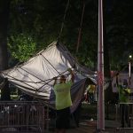 Policías antidisturbios despejan el campamento de protesta frente al Ayuntamiento en el Bajo Manhattan22072020 (4)