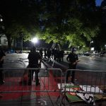 Policías antidisturbios despejan el campamento de protesta frente al Ayuntamiento en el Bajo Manhattan22072020 (12)