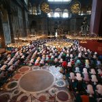 Un grupo de musulmanes realiza la oración del mediodía en la Mezquita Santa Sofía