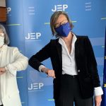 Patricia Linares, presidenta de la JEP y la embajadora de la Unión Europea en Colombia, Patricia Llombart. 


Esperamos que apoyo a la JEP Colombia por 3,5 millones de euros, acelere decisiones y apertura de nuevos casos. Es también respaldo a las víctimas y confiamos en que responderá a las expectativas que durante años han tenido por verdad, reparación y justicia sin impunidad- Patricia Llombart