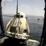 IIngenieros remueven del mar la cápsula Endeavor de SpaceX, que amerizó en el Golfo de México con los astronautas estadounidenses Bob Behnken y Doug Hurley, tras la primera misión espacial tripulada de la NASA en nueve años. NASA/Handout via REUTERS. ESTA IMAGEN es cortesía
