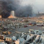 Una columna de humo en Beirut tras una explosión REUTERS/Mohamed Azakir