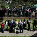 Foto de archivo ilustrativa de desempleados haciendo una fila en bus ca de trabajo en Bogotá REUTERS/Luisa Gonzalez