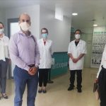 El especialista en cuidados intensivos cardiovasculares colombiano y director de la unidad de cuidados intensivos de cardiología del Bellevue Hospital Center de Nueva York, Carlos Alviar Restrepo (izq), visitó varias instituciones de salud del departamento de Antioquia para compartir su experiencia en la lucha contra el coronavirus en Nueva York. (Secretaría Seccional de Salud y Protección Social de Antioquia - Handout - Agencia Anadolu)