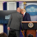 El presidente de Estados Unidos, Donald Trump, habla con un agente del Servicio Secreto antes de abandonar la rueda de prensa sobre coronavirus en la Casa Blanca, en Washington,  REUTERSKevin Lamarque