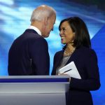 El exvicepresidente Joe Biden habla con la senadora Kamala Harris después del final del debate presidencial demócrata de Estados Unidos en Houston, Texas, Estados Unidos.  REUTERS/Mike Blake