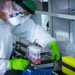 Un científico desarrolla pruebas de la vacuna del coronavirus