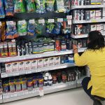 Una empleada organiza elementos de aseo personal en un supermercado de Bogotá, REUTERS/Luis Jaime Acosta