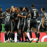 Moussa Dembélé celebra con sus compañeros del Lyon tras anotar un gol ante el Manchester City por los cuartos de final de la Champions League.. Estadio Jose Alvalade, Lisboa, Portugal. Miguel A. Lopes/ REUTERS