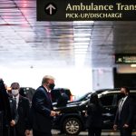 FOTO DE ARCHIVO: El presidente de los Estados Unidos, Donald Trump, a su llegada al Hospital Presbiteriano de Nueva York para visitar a su hermano menor Robert Trump en la ciudad de Nueva York, EEUU, el 14 de agosto de 2020. REUTERS/Sarah Silbiger/Foto de archivo