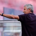 El exentrenador del FC Barcelona, Quique Setién, saluda antes de un entrenamiento en el Estádio da Luz, en Lisboa, Portugal.Manu Fernández/Pool vía REUTERS