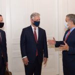 El presidente de Colombia, Iván Duque (derecha), habla con el asesor de seguridad nacional de Estados Unidos, Robert O'Brien (centro), y el director general de la Corporación Financiera Internacional de Desarrollo de Estados Unidos, Adam Boehler (Iizquierda), antes de una reunión en el Casa de Nariño.-Foto PRESIDENCIA