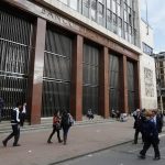 Personas caminan frente a la sede del Banco Central en Bogotá, Colombia, 20 de agosto, 2014. REUTERS/John Vizcaino